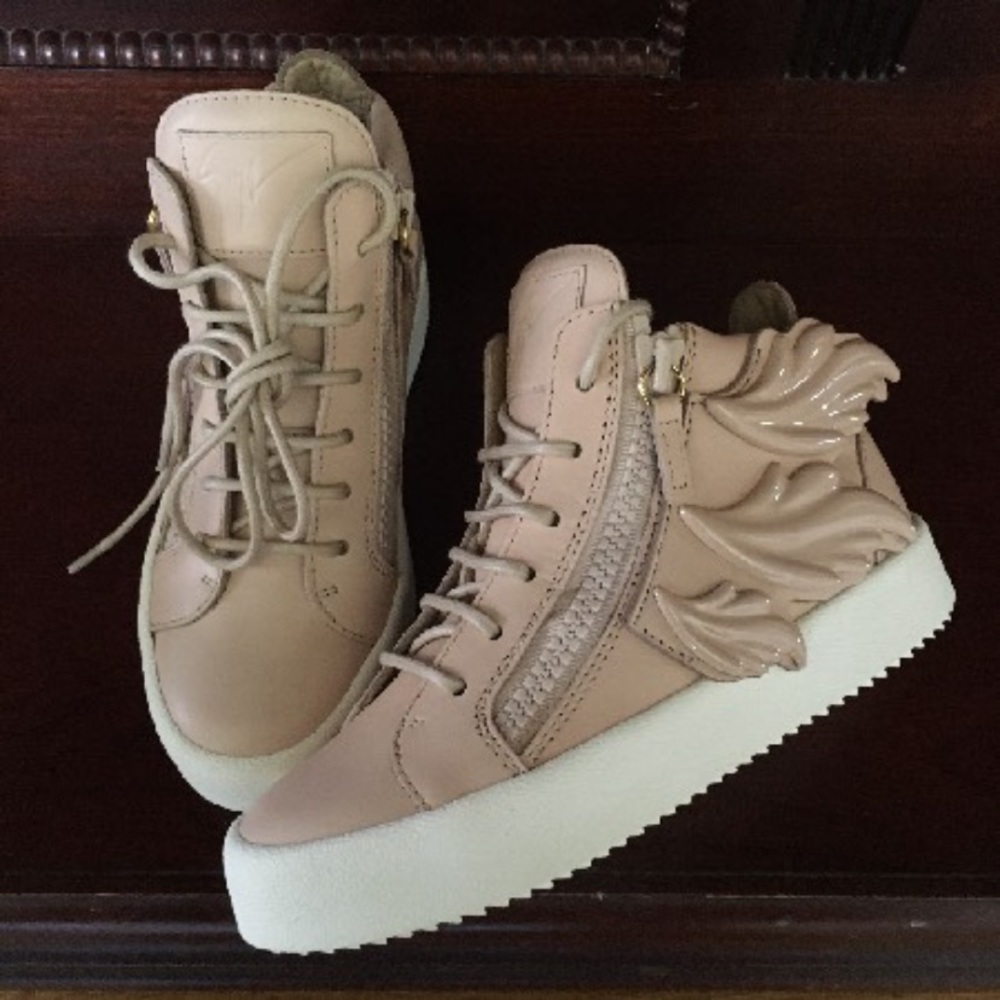 BRAND NEW!! Giuseppe Zanotti - May London w/ Wings US 4 | IT 34 (NIB)